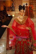 Model walks the ramp for Manish Malhotra Show on day 1 of HDIL on 6th Oct 2010 (40).JPG