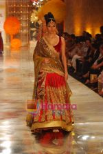 Model walks the ramp for Manish Malhotra Show on day 1 of HDIL on 6th Oct 2010 (43).JPG