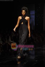 Model walks the ramp for Monisha Jaisingh Show on day 1 of HDIL on 6th Oct 2010 (11).JPG