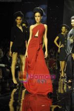 Model walks the ramp for Monisha Jaisingh Show on day 1 of HDIL on 6th Oct 2010 (22).JPG