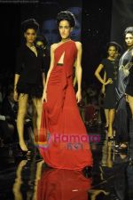 Model walks the ramp for Monisha Jaisingh Show on day 1 of HDIL on 6th Oct 2010 (23).JPG