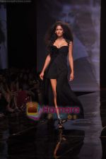 Model walks the ramp for Monisha Jaisingh Show on day 1 of HDIL on 6th Oct 2010 (28).JPG