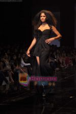 Model walks the ramp for Monisha Jaisingh Show on day 1 of HDIL on 6th Oct 2010 (30).JPG