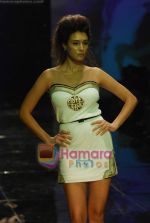 Model walks the ramp for Monisha Jaisingh Show on day 1 of HDIL on 6th Oct 2010 (43).JPG