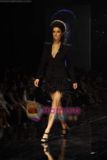 Model walks the ramp for Monisha Jaisingh Show on day 1 of HDIL on 6th Oct 2010 (6).JPG