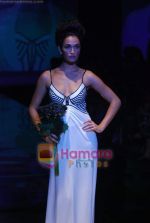 Model walks the ramp for Monisha Jaisingh Show on day 1 of HDIL on 6th Oct 2010 (64).JPG