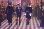 Amitabh Bachchan, Shahrukh Khan, Hrithik Roshan walks the ramp for Karan Johar and Varun Bahl_s show on Day 2 of HDIL on 7th Oct 2010 (35).JPG