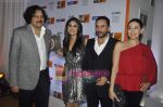 Kareena Kapoor, Saif ALi Khan, Karisma Kapoor on Day 2 of HDIL-1 on 7th Oct 2010 (7).JPG