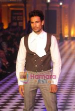Model walks the ramp for Karan Johar and Varun Bahl_s show on Day 2 of HDIL on 7th Oct 2010 (39).JPG