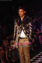 Model walks the ramp for Karan Johar and Varun Bahl_s show on Day 2 of HDIL on 7th Oct 2010 (65).JPG