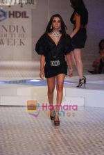 Model walks the ramp for Maheep Kapoor show on Day 2 of HDIL on 7th Oct 2010.JPG