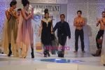 Raveena Tandon walks the ramp for Raj Mahtani show on Day 2 of HDIL on 7th Oct 2010 (16).JPG