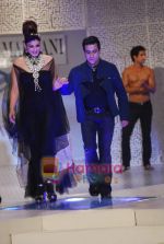Raveena Tandon walks the ramp for Raj Mahtani show on Day 2 of HDIL on 7th Oct 2010 (17).JPG