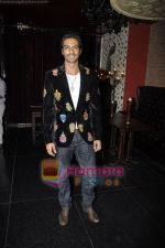 Arjun Rampal at Rohit Bal show After party in Veda, Mumbai on 8th Oct 2010 (5).JPG