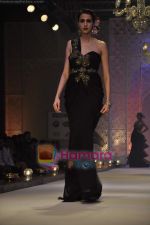 Model walks the ramp for Ayesha Deepala_s Show on day 3 of HDIL on 8th Oct 2010 (18).JPG