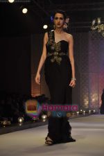 Model walks the ramp for Ayesha Deepala_s Show on day 3 of HDIL on 8th Oct 2010 (19).JPG