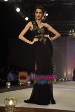 Model walks the ramp for Ayesha Deepala_s Show on day 3 of HDIL on 8th Oct 2010 (20).JPG