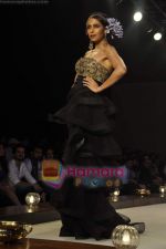 Model walks the ramp for Ayesha Deepala_s Show on day 3 of HDIL on 8th Oct 2010 (24).JPG