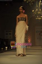 Model walks the ramp for Ayesha Deepala_s Show on day 3 of HDIL on 8th Oct 2010.JPG