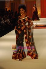 Model walks the ramp for Rohit Bal_s Show on day 3 of HDIL on 8th Oct 2010 (44).JPG