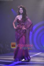 Anushka Sharma walks the ramp for Rina Dhaka Show on day 4 of HDIL on 9th Oct 2010 (2).JPG
