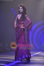 Anushka Sharma walks the ramp for Rina Dhaka Show on day 4 of HDIL on 9th Oct 2010 (3).JPG