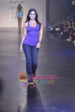 Kareena Kapoor at Salman Khan_s Being Human show on Day 4 of HDIL on 9th Oct 2010 (10).JPG