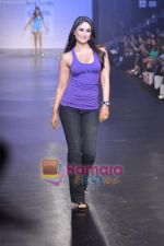 Kareena Kapoor at Salman Khan_s Being Human show on Day 4 of HDIL on 9th Oct 2010 (11).JPG