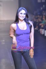Kareena Kapoor at Salman Khan_s Being Human show on Day 4 of HDIL on 9th Oct 2010 (13).JPG