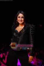 Kareena Kapoor at Salman Khan_s Being Human show on Day 4 of HDIL on 9th Oct 2010 (20).JPG