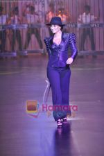 Kareena Kapoor in mapxencar by Riddhi & Siddhi for HDIL couture week on 9th Oct 2010 (17).JPG