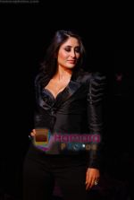 Kareena Kapoor in mapxencar by Riddhi & Siddhi for HDIL couture week on 9th Oct 2010 (33).JPG