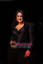 Kareena Kapoor in mapxencar by Riddhi & Siddhi for HDIL couture week on 9th Oct 2010 (35).JPG