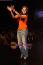 Rani Mukherjee at Salman Khan_s Being Human show on Day 4 of HDIL on 9th Oct 2010 (241).JPG