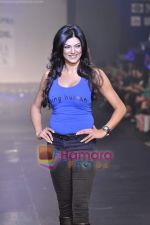 Sushmita Sen at Salman Khan_s Being Human show on Day 4 of HDIL on 9th Oct 2010 (19).JPG