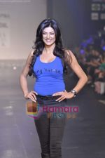 Sushmita Sen at Salman Khan_s Being Human show on Day 4 of HDIL on 9th Oct 2010 (20).JPG