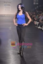 Sushmita Sen at Salman Khan_s Being Human show on Day 4 of HDIL on 9th Oct 2010 (21).JPG