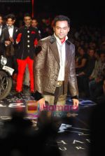 Abhay Deol walks the ramp for Arjun Khanna Show on day 5 of HDIL on 10th Oct 2010 (11).JPG