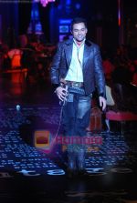 Abhay Deol walks the ramp for Arjun Khanna Show on day 5 of HDIL on 10th Oct 2010 (5).JPG