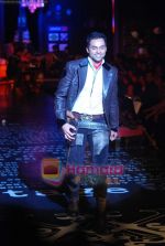 Abhay Deol walks the ramp for Arjun Khanna Show on day 5 of HDIL on 10th Oct 2010 (6).JPG