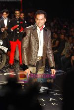 Abhay Deol walks the ramp for Arjun Khanna Show on day 5 of HDIL on 10th Oct 2010 (63).JPG