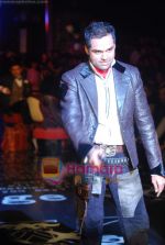 Abhay Deol walks the ramp for Arjun Khanna Show on day 5 of HDIL on 10th Oct 2010 (8).JPG