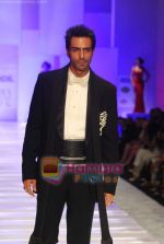 Arjun Rampal walks the ramp for Shahab Durazi Show on day 5 of HDIL on 10th Oct 2010 (113).JPG