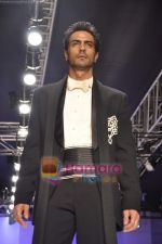 Arjun Rampal walks the ramp for Shahab Durazi Show on day 5 of HDIL on 10th Oct 2010 (4)~0.JPG