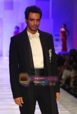 Arjun Rampal walks the ramp for Shahab Durazi Show on day 5 of HDIL on 10th Oct 2010 (5).JPG