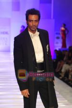 Arjun Rampal walks the ramp for Shahab Durazi Show on day 5 of HDIL on 10th Oct 2010 (7).JPG