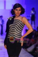 Model walks the ramp for Shahab Durazi Show on day 5 of HDIL on 10th Oct 2010 (43).JPG