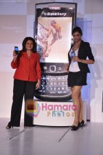 Deepika Padukone unveils the new Blackberry torch in Grand Hyatt, Mumbai on 14th Oct 2010 (15).JPG