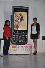 Deepika Padukone unveils the new Blackberry torch in Grand Hyatt, Mumbai on 14th Oct 2010 (7).JPG