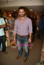Saif Ali Khan launches Anuja Chauhan_s book Battle For Bittora in Crossword on 14th Oct 2010 (16).JPG